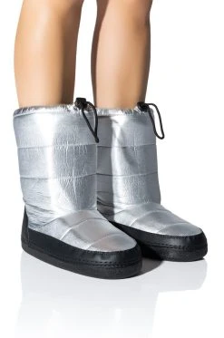 AZALEA WANG BECKY METALLIC LINED SNOW BOOTIE IN SILVER