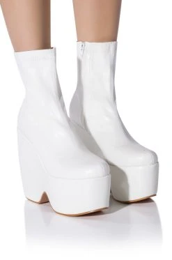 AZALEA WANG LOXLEY WEDGE BOOTIE IN WHITE